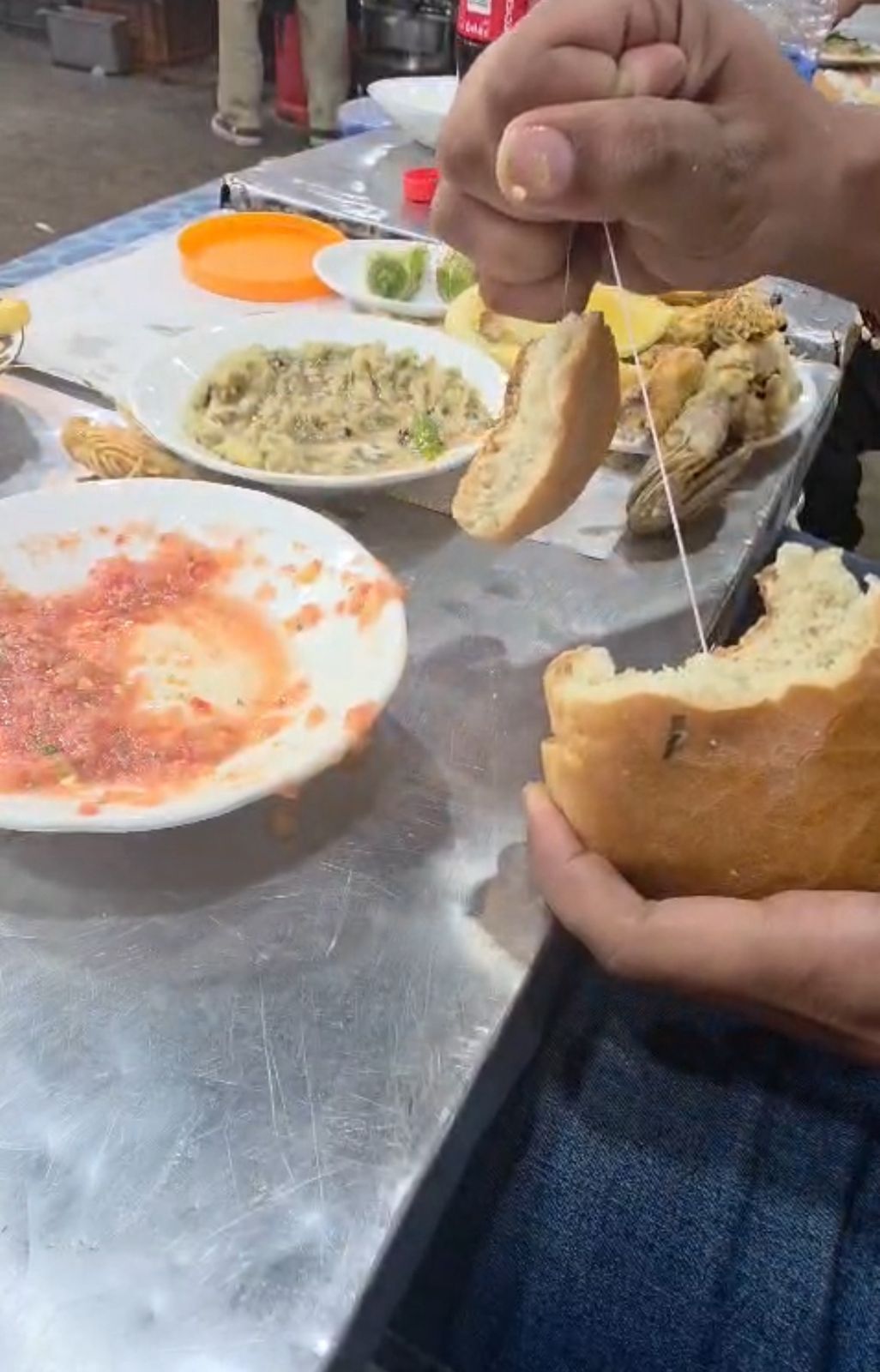 خبّاز يورّط “حنطة” شهيرة لبيع الأسماك بساحة جامع الفنا