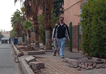 ممرات الراجلين تتحول إلى عقبات في قلب جنان العافية بمراكش