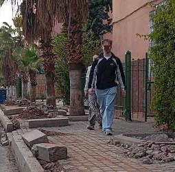 ممرات الراجلين تتحول إلى عقبات في قلب جنان العافية بمراكش