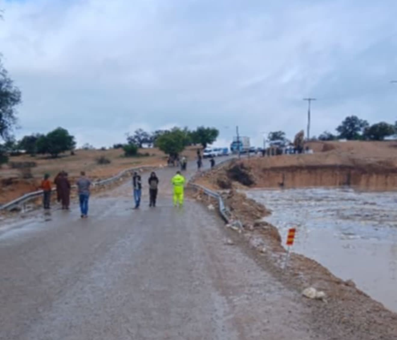 انهيار جزئي لقنطرة “واد تسوكا” يوقف حركة السير على الطريق الوطنية رقم 1 بإقليم الصويرة