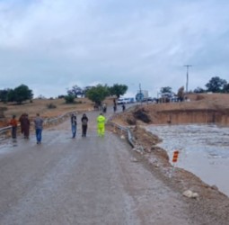 انهيار جزئي لقنطرة “واد تسوكا” يوقف حركة السير على الطريق الوطنية رقم 1 بإقليم الصويرة