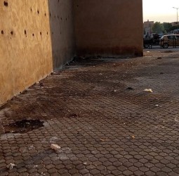 سور باب دكالة مراكش مرحاض عمومي مفتوح… هل هكذا نستقبل ضيوف كأس إفريقيا؟
