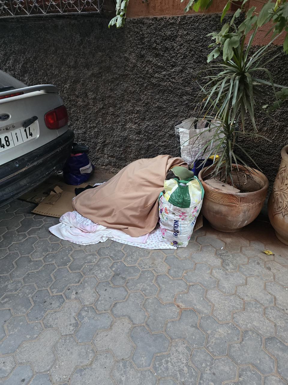 امرأة بين مكناس ومراكش… حكاية جسد يرتجف في الليل، ومدينة تحاول… ثم تعجز