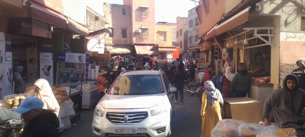 سوق المصلى بسيدي يوسف بن علي.. فوضى “الكَرارس” و”الفراشة” تخنق الممرات وتُلحق أضراراً بسيارات المواطنين