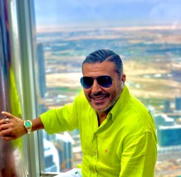 مرشد سياحي بمراكش يتطوّع لمرافقة السائحة الإيطالية ضحية الاعتداء… مبادرة إنسانية تُعيد الاعتبار لصورة المدينة