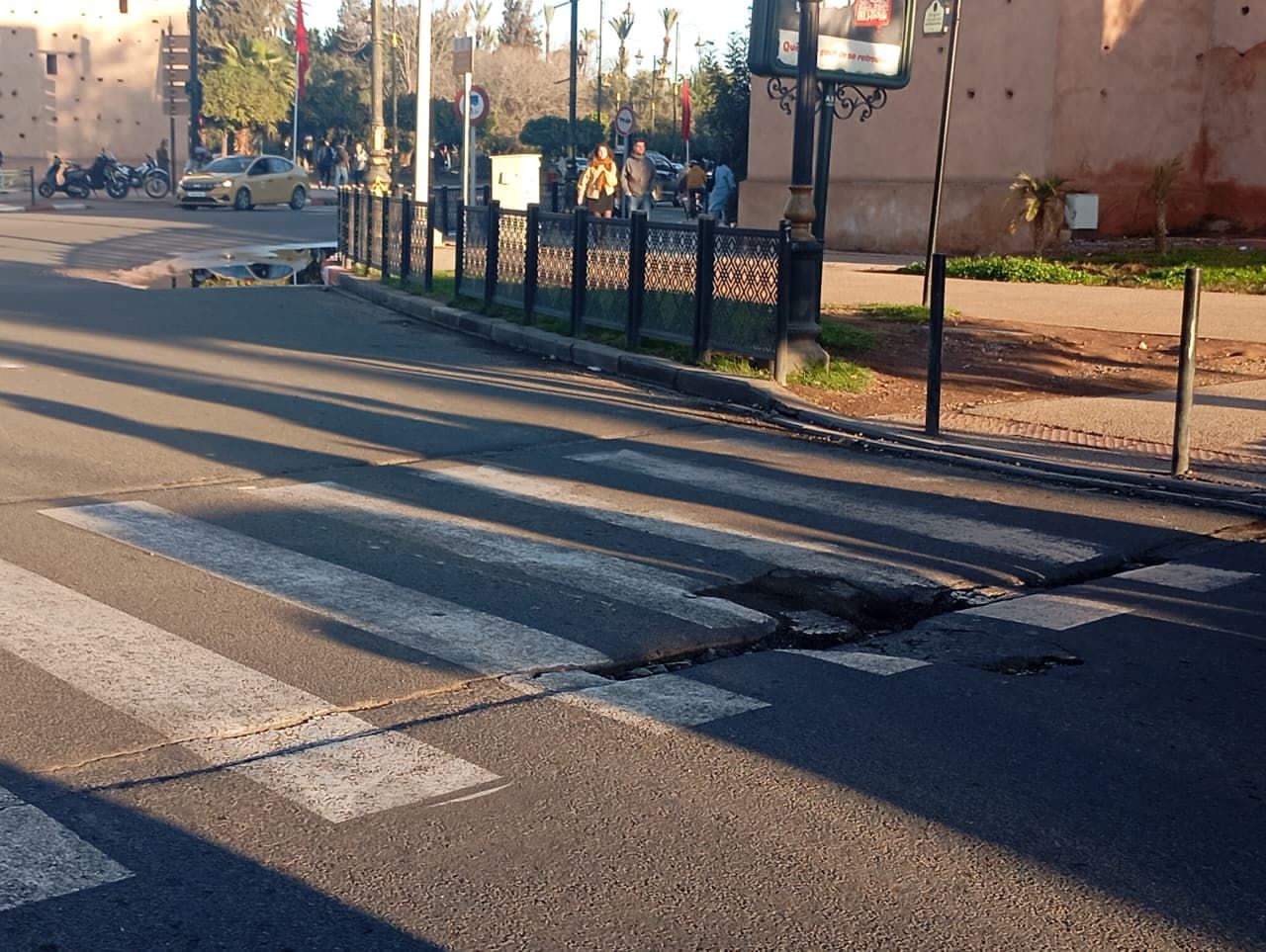 حفرة في قلب شارع محمد الخامس بمراكش دعوة للانتباه والاهتمام بالفضاء العام