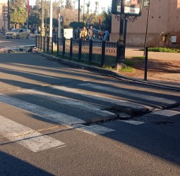 حفرة في قلب شارع محمد الخامس بمراكش دعوة للانتباه والاهتمام بالفضاء العام