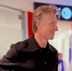 هيرفي رونار يختار مراكش وجهة لنهاية السنة ويتابع من قلبها إيقاع الكرة الإفريقية