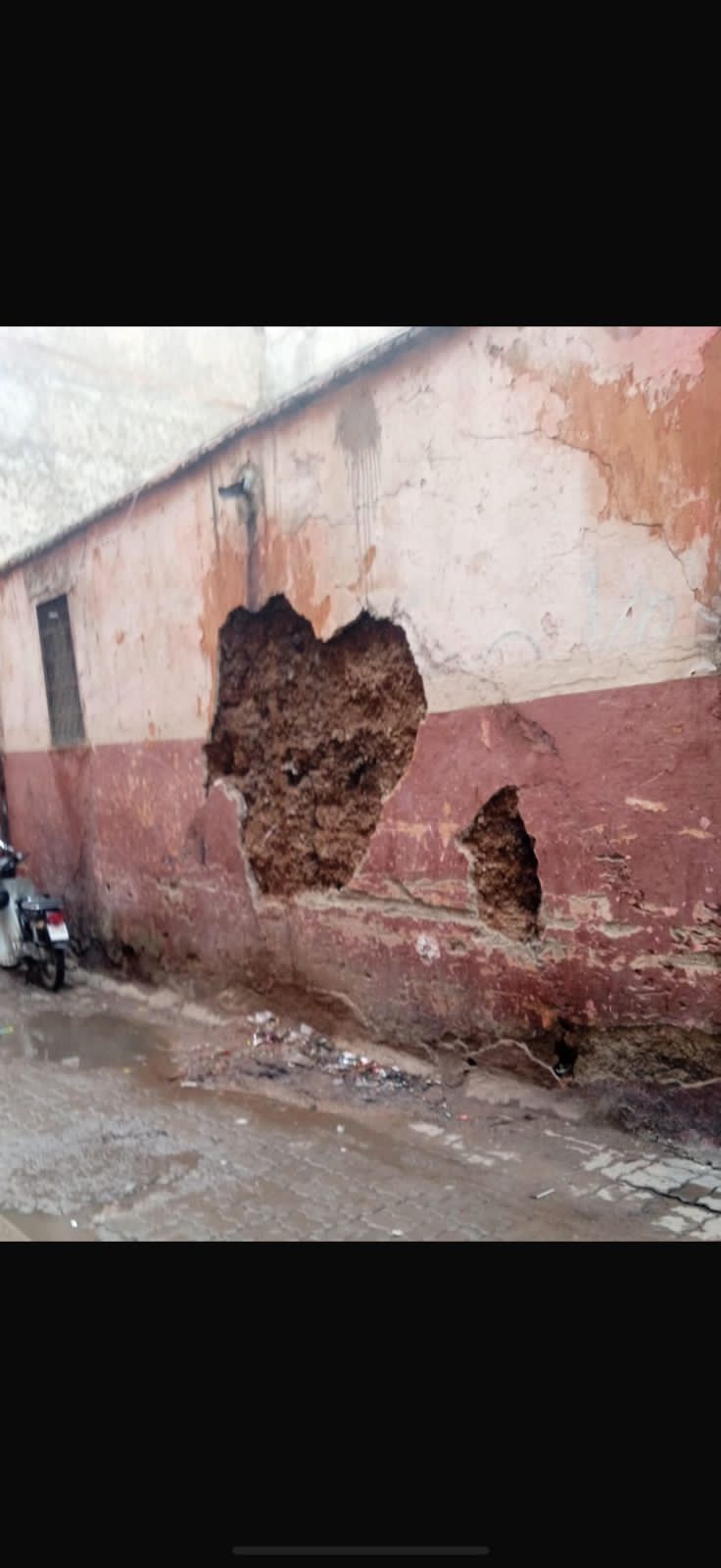 حائط مهدد بالسقوط بدرب الحمّام بسيدي يوسف بن علي يستنفر مطالب الساكنة