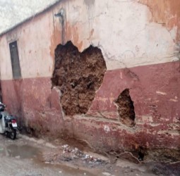 حائط مهدد بالسقوط بدرب الحمّام بسيدي يوسف بن علي يستنفر مطالب الساكنة