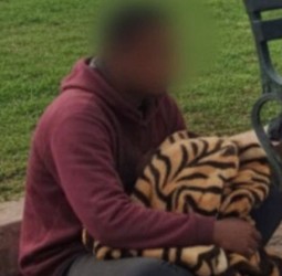 مول المانطة… التسول بأسلوب مبتكر يزعج زوار مراكش