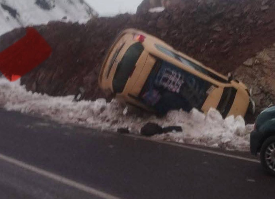انقلاب سيارة أجرة كبيرة بطريق مراكش–ورزازات بسبب تشكل الجليد