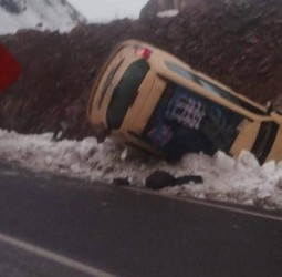 انقلاب سيارة أجرة كبيرة بطريق مراكش–ورزازات بسبب تشكل الجليد