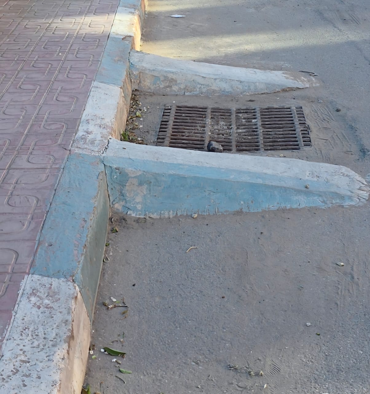 حي الازدهار في قبضة العشوائية: "فخاخ إسمنتية" تهدد سلامة أصحاب الدراجات