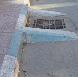 حي الازدهار في قبضة العشوائية: "فخاخ إسمنتية" تهدد سلامة أصحاب الدراجات