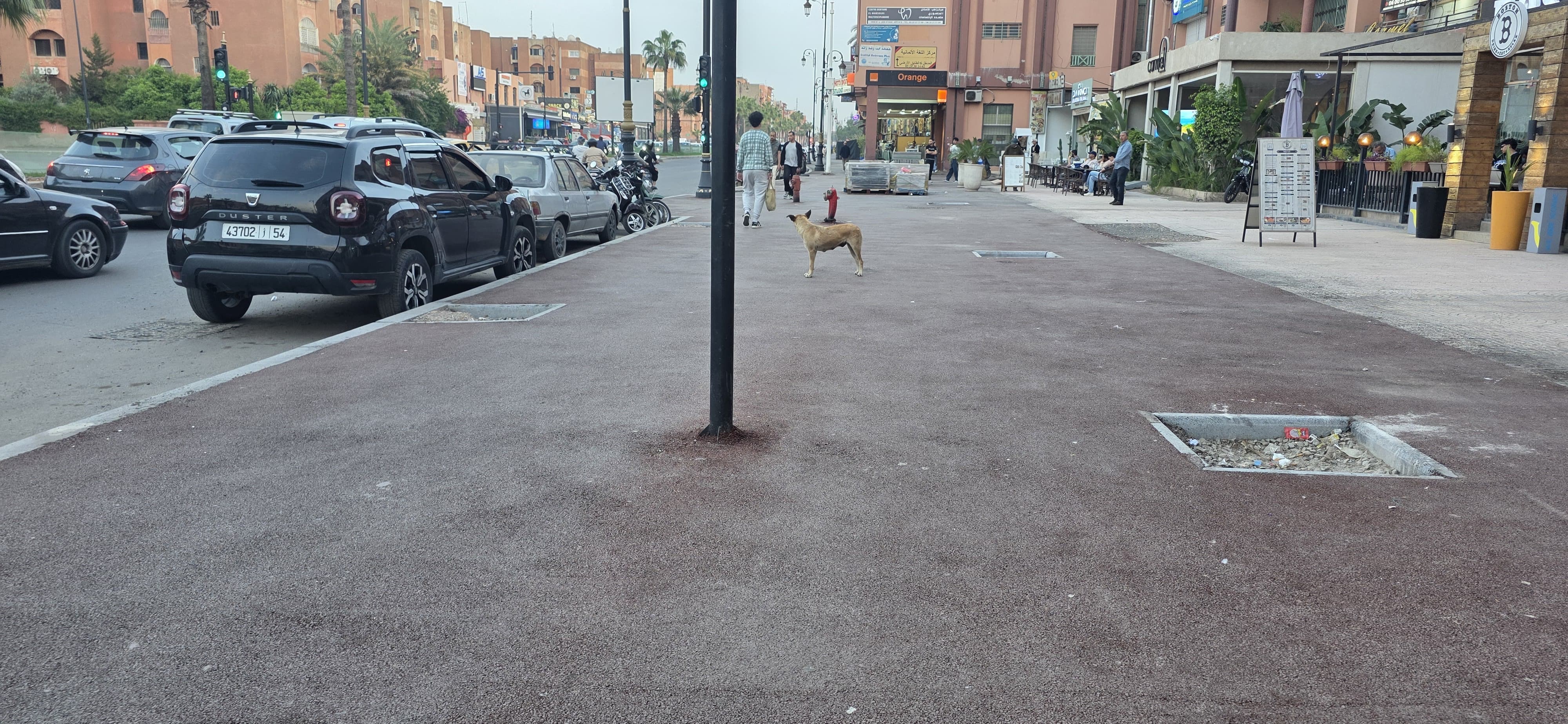 بأي منطق يُختار الإسفلت لأرصفة مدينة تعيش تحت ضغط مناخي قاسٍ معظم شهور السنة