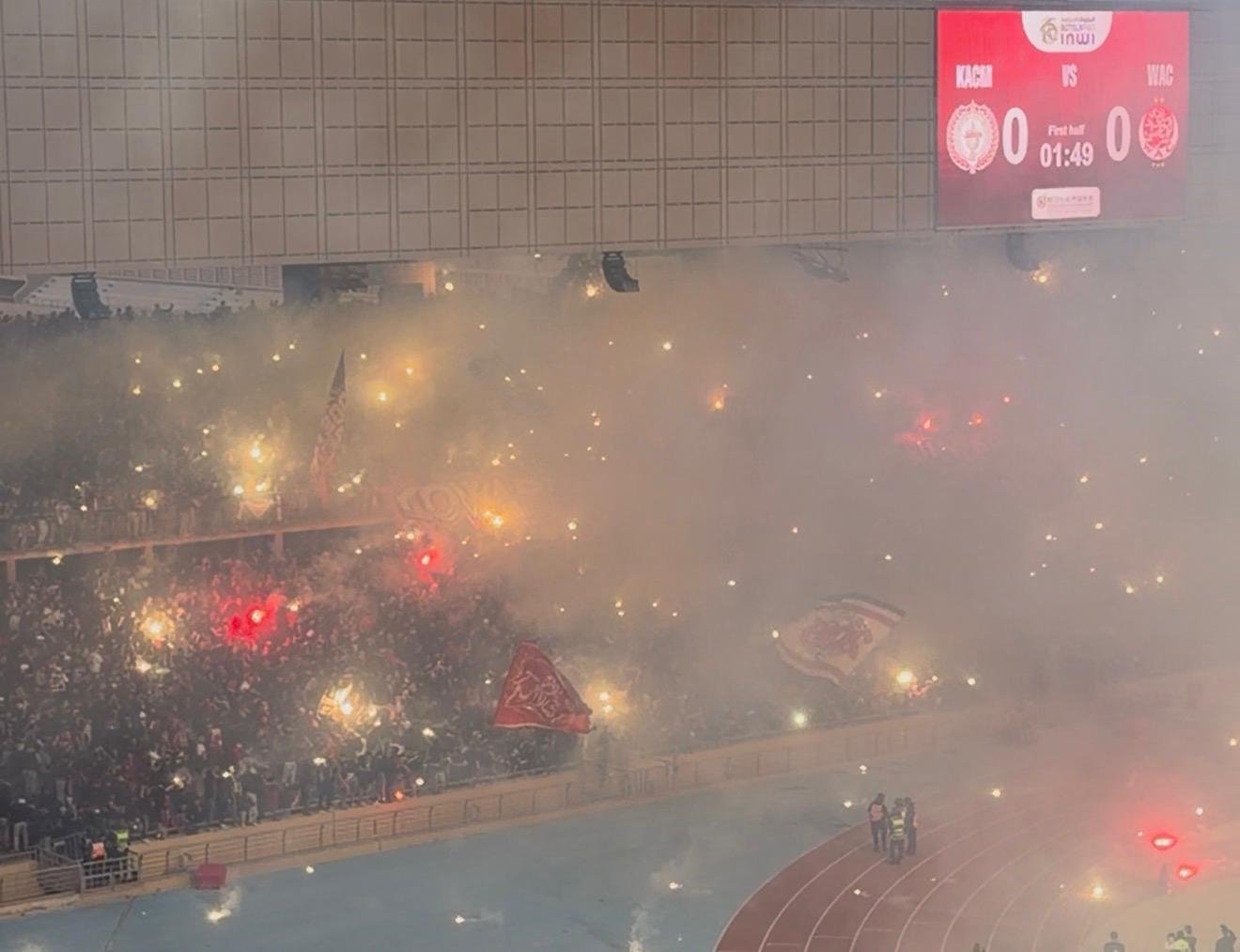 حين تشتعل المدرجات قبل صافرة البداية… من يُدخل الشهب النارية إلى قلب الملاعب؟