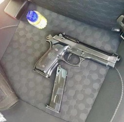 العثور على سلاح ناري في فضاء عمومي بسيدي رحال الشاطئ يثير استنفاراً أمنياً