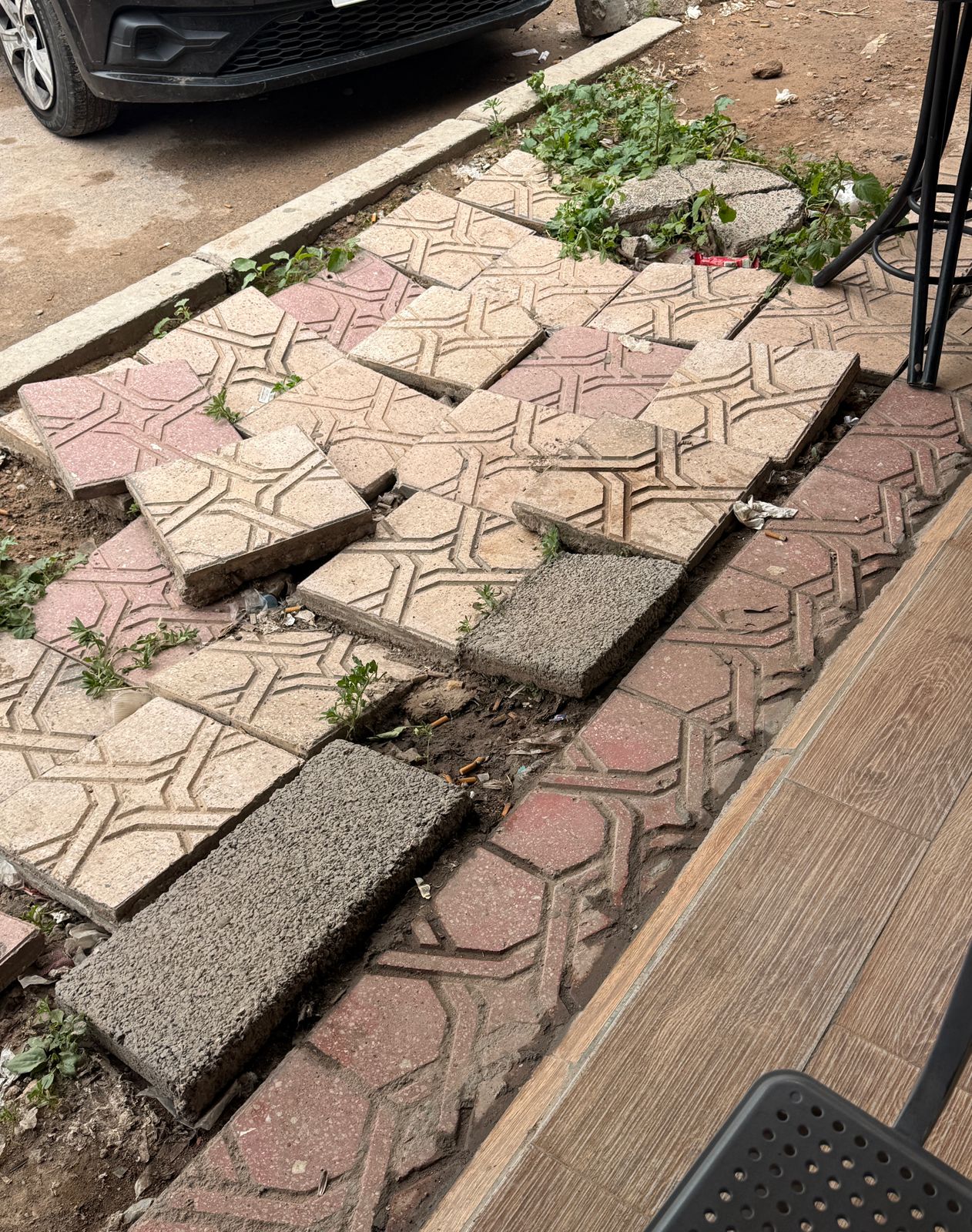 الحفير علينا.. والتبليط "وقتما جاب الله": رصيف "جواهر" بعلال الفاسي يشكو استهتار الشركة الجهوية!