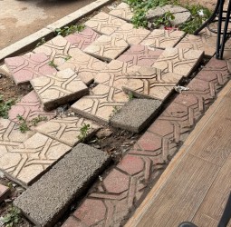 الحفير علينا.. والتبليط "وقتما جاب الله": رصيف "جواهر" بعلال الفاسي يشكو استهتار الشركة الجهوية!