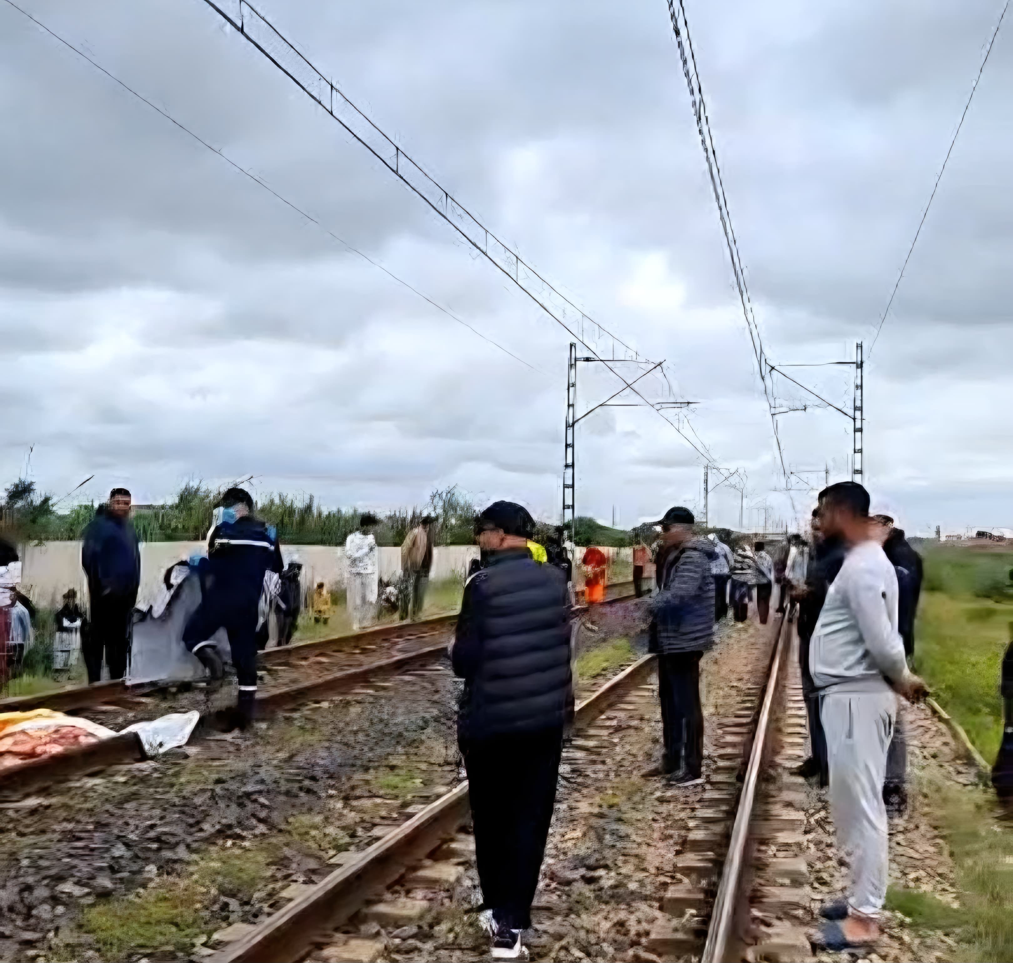 سيدي سليمان: حادث قطار مأساوي ينهي حياة شاب ويستنفِر السلطات