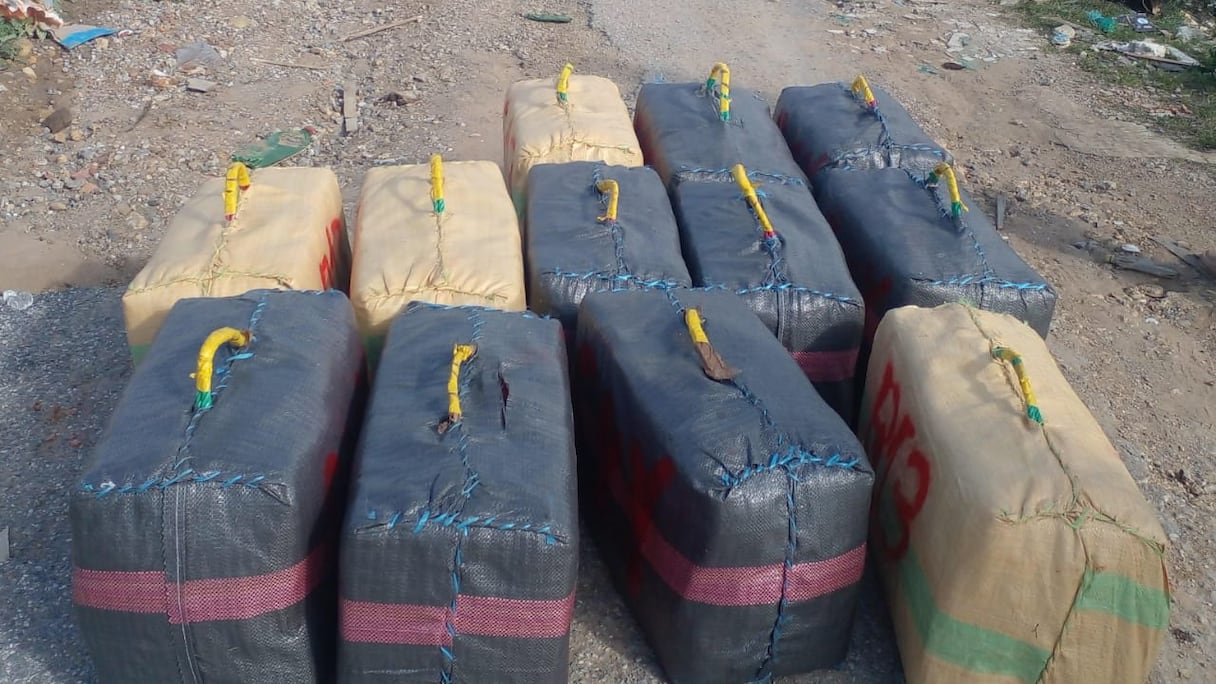 تفكيك محاولة ترويج المخدرات بضواحي آسفي.. الدرك الملكي يحجز 50 رزمة في عملية أمنية محكمة