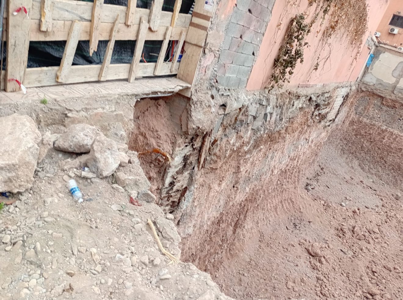 حي بوكار بمراكش: ورش بناء يثير الرعب وسط الساكنة ومطالب بتدخل عاجل