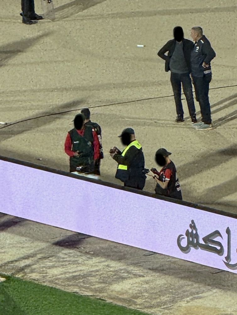 سيبة تنظيمية بملعب مراكش: المدرجات الصحفية "سوق عكاظ" وأرضية الميدان لمؤثري تيكتوك