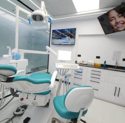 توقيف أجنبية وزوجها ينتحلان صفة طبيبة تجميل وإيداعهما السجن بعد تفكيك شبكة مواد تجميل غير مرخصة