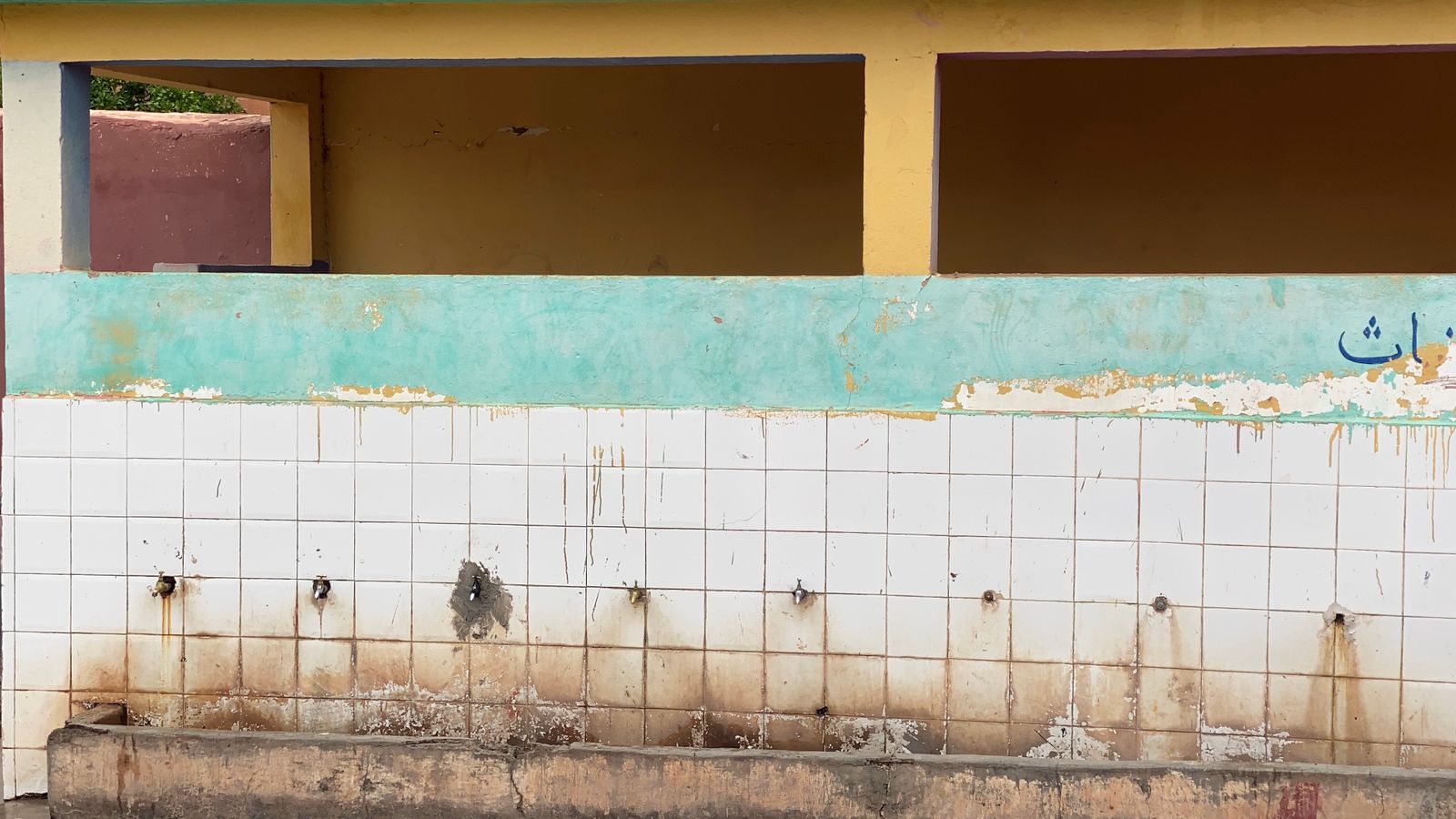 صدأ يهدد عطش الصغار: داخل ابتدائية أبو فراس بمراكش… أين سلامة التلاميذ وأين المراقبة؟