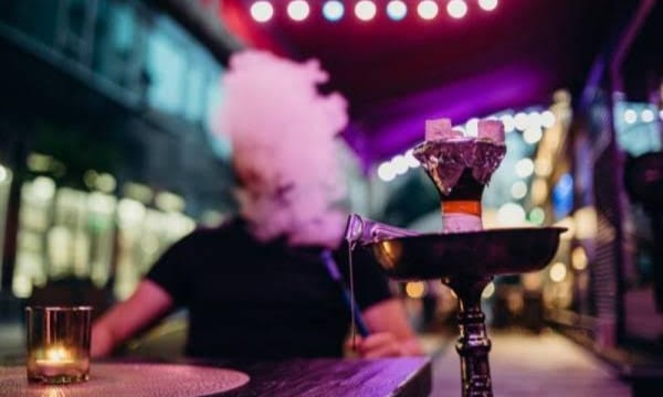 مراكش: استمرار نشاط مقهى شيشا بإقامة “Atrani” ليلاً.. ما حدود التأطير والمراقبة الإدارية؟
