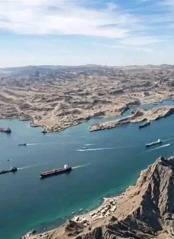 إيران تعيد فتح مضيق هرمز تزامناً مع هدنة لبنان.. انفراجة في أهم ممرات الطاقة عالمياً