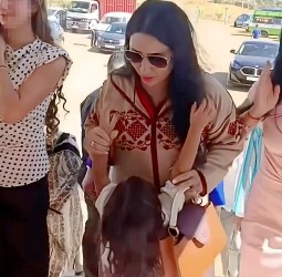 خنيفرة.. طفلة تحاول عناق مرشحة انتخابية والبرود في ردة الفعل يثير استياء المتابعين