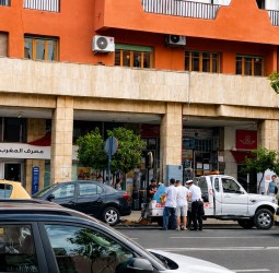 القانون فوق صفة المركبة.. شرطي يتمسك بواجبه أمام سيارة جماعية بمراكش