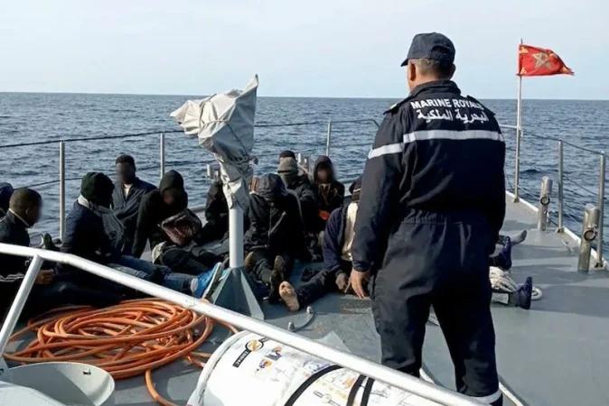 البحرية الملكية تحبط محاولة هجرة لـ201 شخصاً قبالة سواحل الداخلة