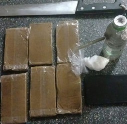 الداخلة.. عملية أمنية تطيح بثلاثة أشخاص وتحجز الكوكايين والشيرا