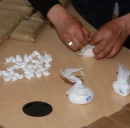 مراكش.. توقيف شخص بحوزته شحنة من "الكوكايين" و"الشيرا" في عملية أمنية نوعية