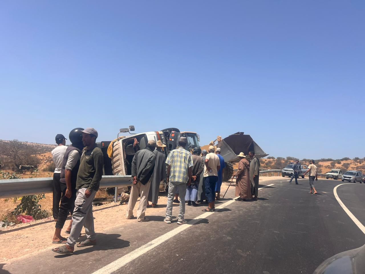 إصابة سائق شاحنة إثر انقلابها بالطريق الرابطة بين تيدزي وسميمو بالصويرة