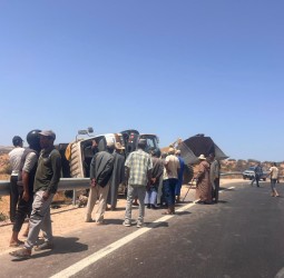 إصابة سائق شاحنة إثر انقلابها بالطريق الرابطة بين تيدزي وسميمو بالصويرة