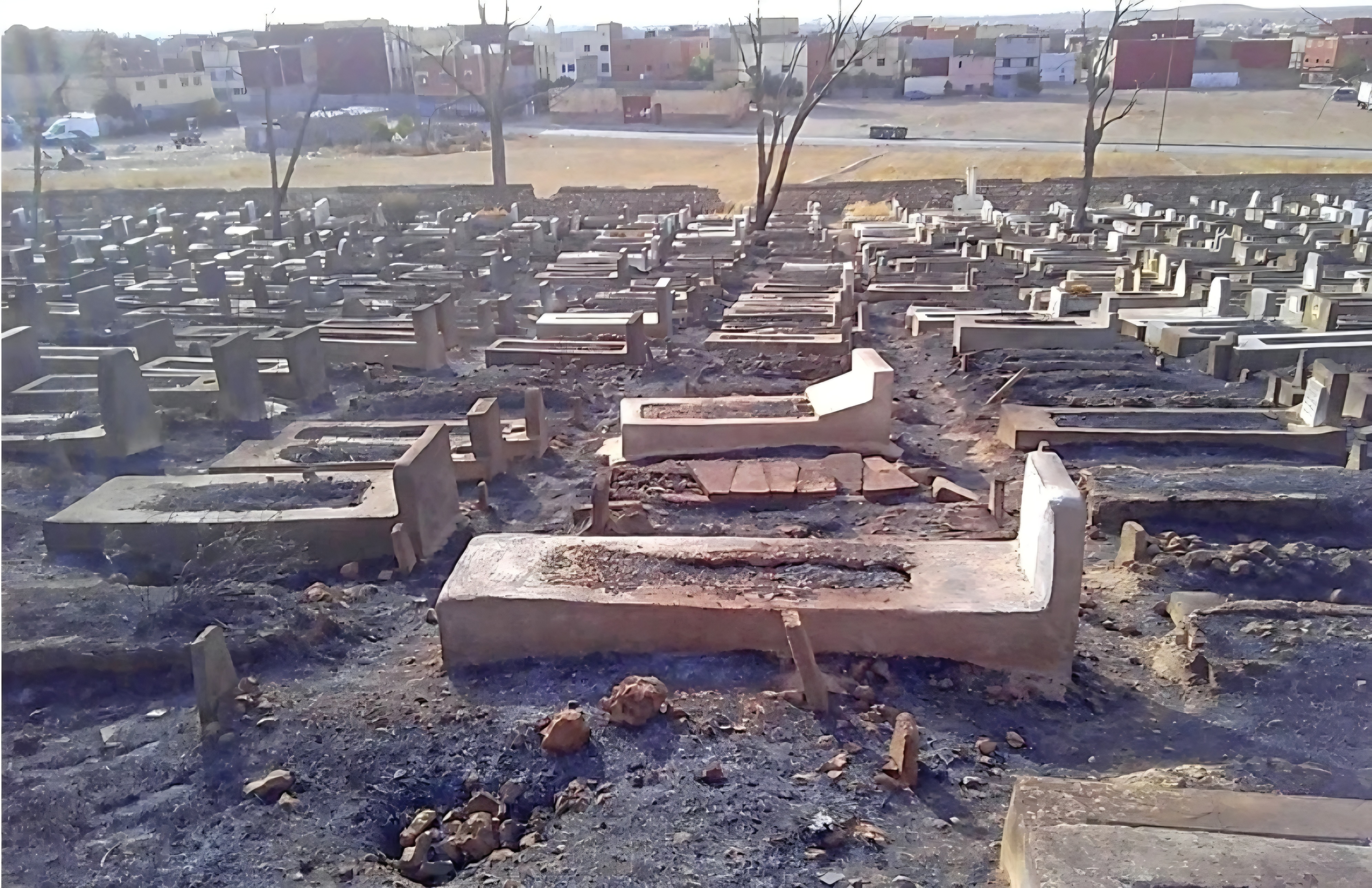 حريق داخل مقبرة يخلف أضرارًا بالقبور ويثير تساؤلات حول ملابسات الحادث