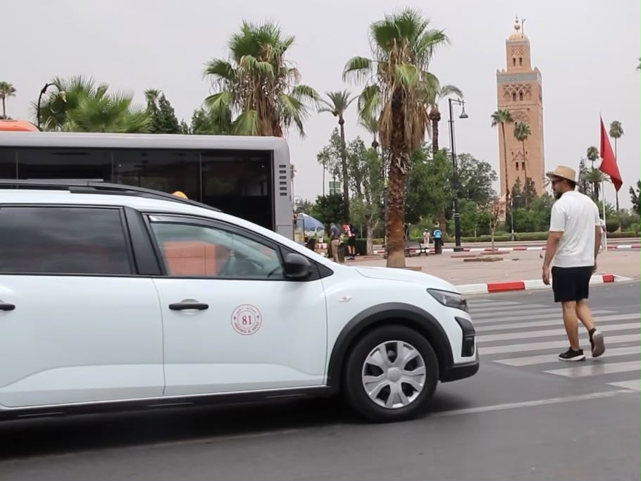 ممر الراجلين في مراكش: خطوط بيضاء على الطريق أم ميثاق سلامة مشترك؟