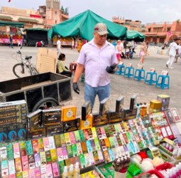 جامع الفنا .. حجز وإتلاف مئات الأكياس من "العسل الملكي" والمهيجات الجنسية مجهولة المصدر
