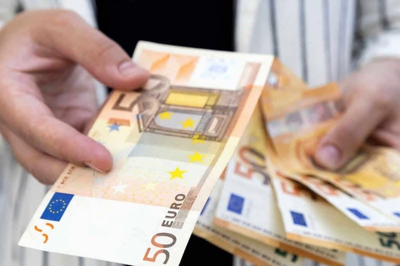 أمن مراكش يعتقل جزائريين استعملا عملة أجنبية مزورة لأداء مستحقات خدمة توصيل