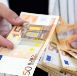 أمن مراكش يعتقل جزائريين استعملا عملة أجنبية مزورة لأداء مستحقات خدمة توصيل