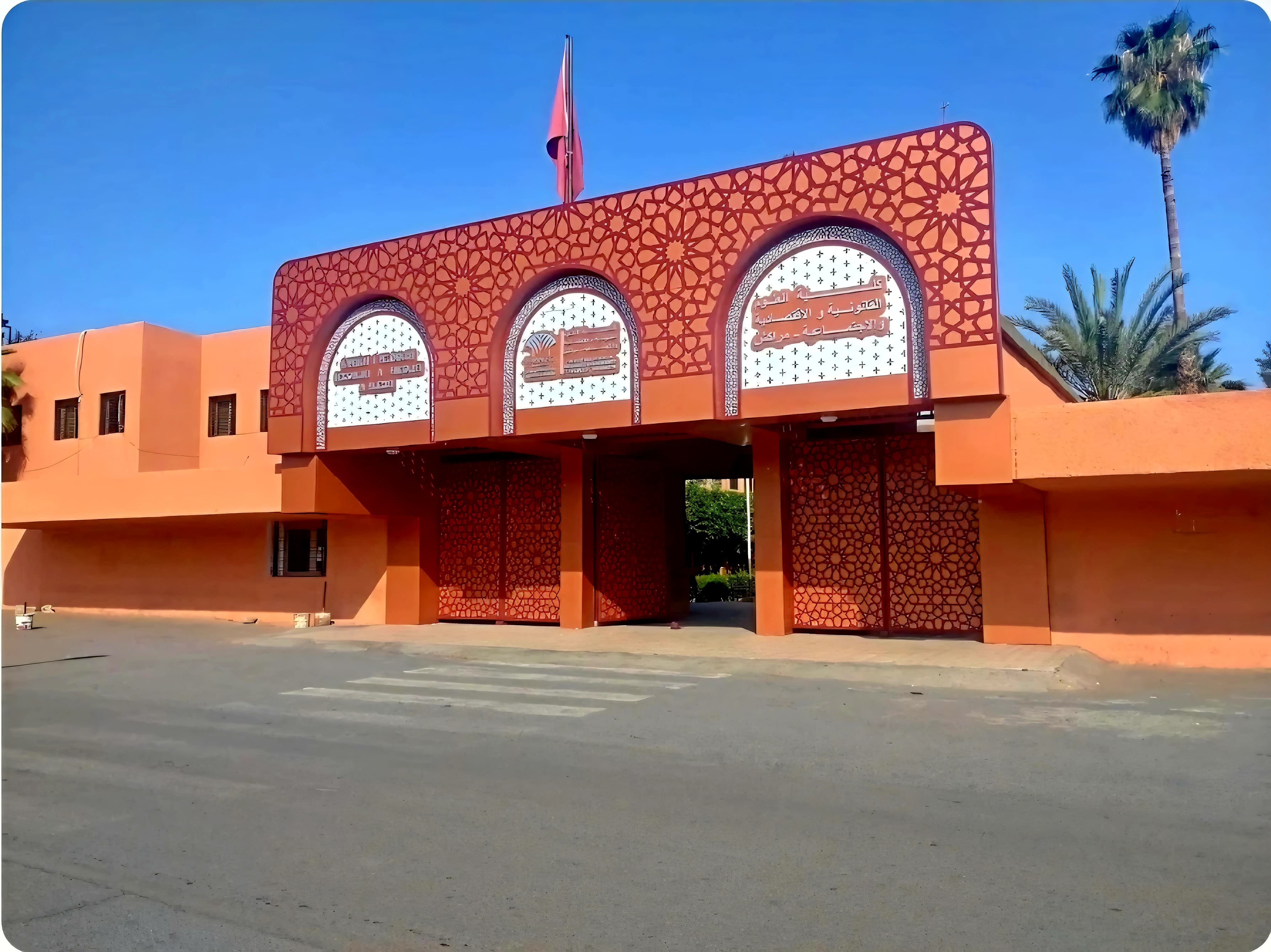 مقال يكشف نشاطاً مشبوهاً يستهدف طلبة كلية العلوم القانونية بجامعة القاضي عياض عبر «واتساب».. لماذا اتجهت شكاية العميد بالنيابة إلى الصحفي؟