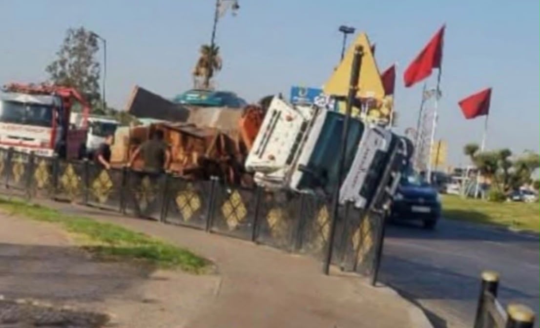 مراكش: انقلاب شاحنة لحفر الآبار بواحة سيدي إبراهيم يستنفر السلطات