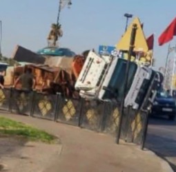 مراكش: انقلاب شاحنة لحفر الآبار بواحة سيدي إبراهيم يستنفر السلطات