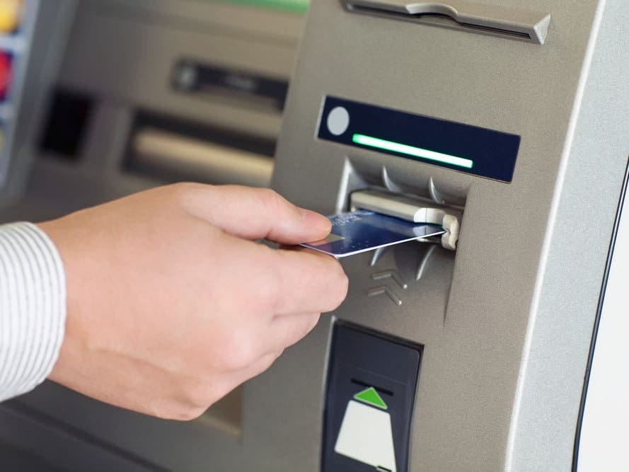 المحكمة التجارية بالدار البيضاء تقضي بتعويض زبون بـ5000 درهم بسبب ابتلاع بطاقته البنكية