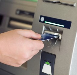 المحكمة التجارية بالدار البيضاء تقضي بتعويض زبون بـ5000 درهم بسبب ابتلاع بطاقته البنكية