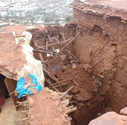 أرملة بـ "ستي فاظمة" تواجه شبح الانهيار.. صرخة استغاثة من تحت الأنقاض